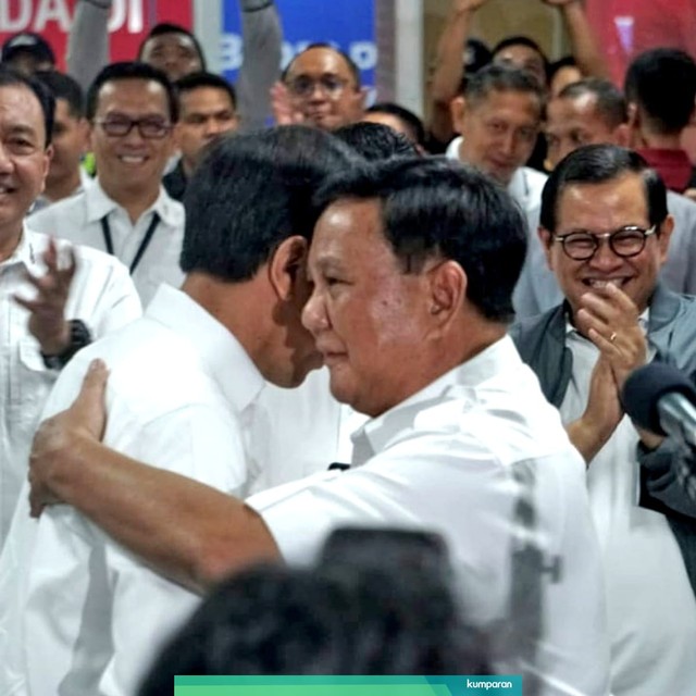 Jokowi dan Prabowo berpelukan setelah memberikan keterangan pers di Stasiun MRT Senayan. Foto: Irfan Adi Saputra/kumparan