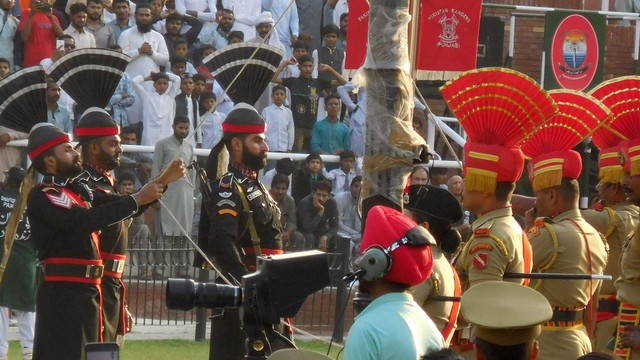 Tentara Pakistan (kiri) dan tentara India (kanan) saat upacara penurunan bendera di Wagah Border. (Dok: Khiththati/acehkini)