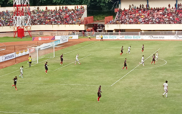 Saat Persipura berhasil unggul 1-0 dari Madura United di Stadion Mandala Kota Jayapura, Selasa sore (16/7). (Foto Faisal)