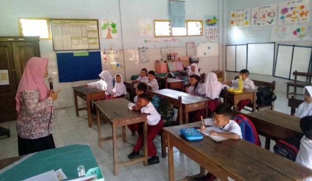 Suasana belajar mengajar di SDN Jagalan, Kota Mojokerto, salah satu SDN yang kekurangan siswa