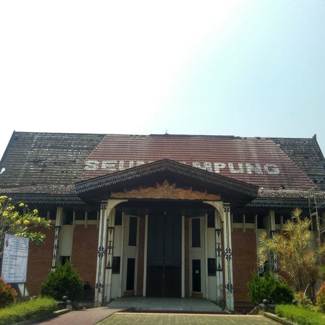 Nampak bagian atap atau genteng bangunan Museum Lampung sedang dibongkar dalam tahap renovasi, Selasa (16/7) | Foto : Sidik Aryono / Lampung Geh