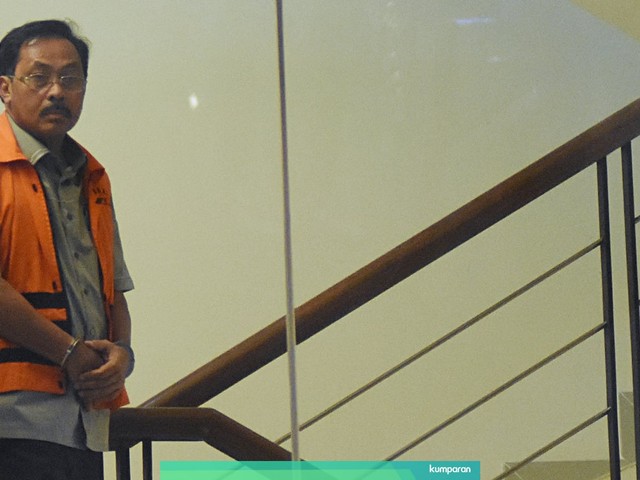Tersangka Gubernur nonaktif Kepulauan Riau (Kepri) Nurdin Basirun meninggalkan gedung KPK seusai menjalani pemeriksaan perdana di Jakarta, Selasa (16/7). Foto: ANTARA FOTO/Indrianto Eko Suwarso