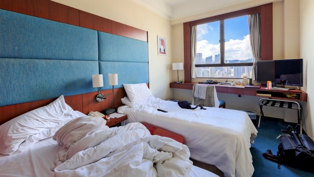 Ilustrasi kamar hotel berantakan karena ditinggal bekerja Foto: Shutter Stock