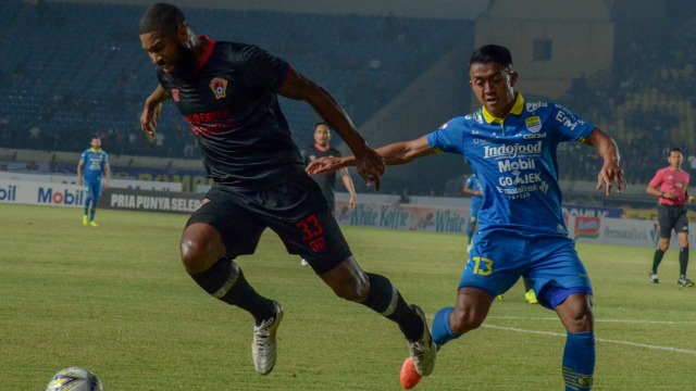 Febri Hariyadi (kanan) berebut bola dengan Rafael Bonfim dalam laga Persib Bandung vs Kalteng Putra. Foto: Raisan Al Farisi/Antara
