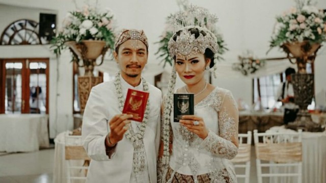Fiersa Besari dan Aqia menikah. Foto: (Twitter/fiersabesari)
