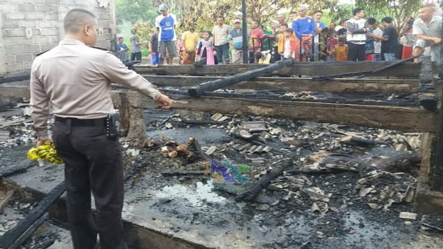Petugas saat lakukan Olah TKP, kebakaran rumah warung milik Ruslan (65), warga Desa Plesungan RT 011 RW 002 Kecamatan Kapas Kabupaten Bojonegoro, Selasa (16/07/2019)