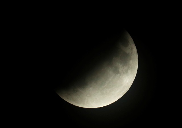 Gerhana bulan sebagian tampak di langit Berlin, Jerman, Selasa (16/7). Foto: Fabrizio Bensch/Reuters