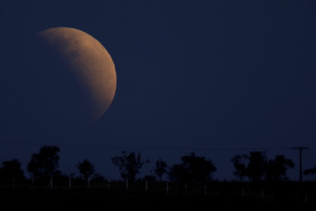 Ilustrasi gerhana bulan. Foto: Ueslei Marcelino/Reuters