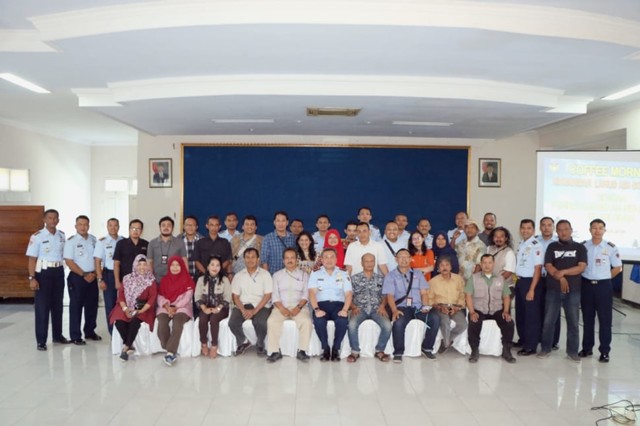foto bersama seluruh pejabat Lanud Adi Soemarmo dan rekan Media Solo Raya..jpg