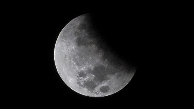 Fenomena gerhana bulan parsial di Lombok
