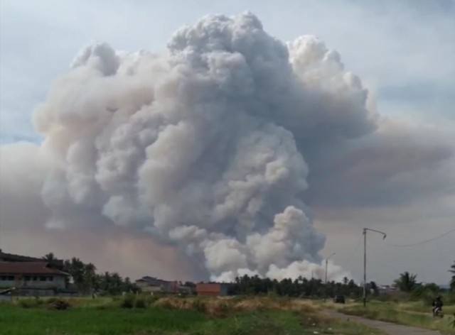 Kepulan asap yang terjadi akibat kebakaran lahan di Sungai Pinyuh, Kalimantan Barat. Foto: Dok Hi!Pontianak