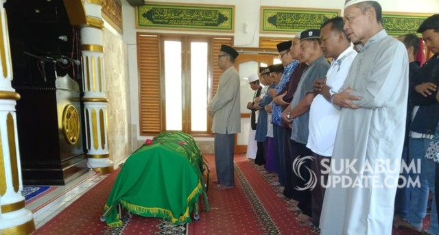 Keluarga dan warga setempat menyalatkan jenazah Hani Safi Sania Hasani, di Masjid Al Hikmah, Perum Baros Kencana RW 11, Kelurahan Baros, Kecamatan Baros, Rabu (17/7/2019). | Sumber Foto: Oksa BC.