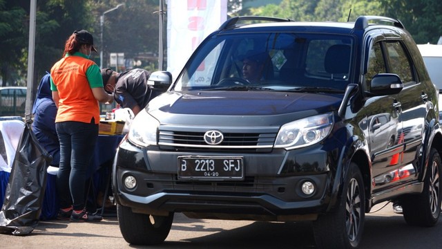 Badan Pengelolaan Lingkungan Hidup Daerah DKI Jakarta menggelar uji emisi kendaraan bermotor gratis di Lapangan Monas, Jakarta, Rabu (17/7). Foto: Iqbal Firdaus/kumparan