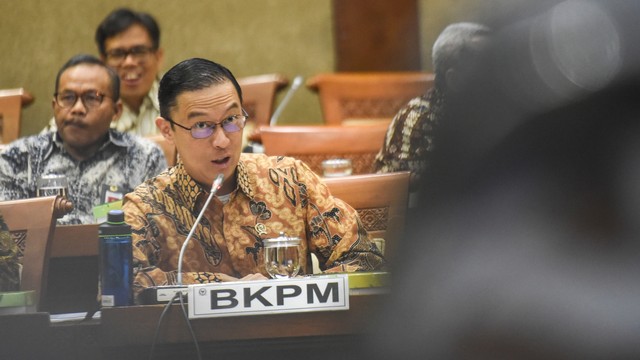 Kepala BKPM Thomas Lembong mengikuti Rapat Kerja bersama Komisi VI DPR di Kompleks Parlemen, Senayan, Jakarta, Rabu (17/7). Foto: ANTARA FOTO/Muhammad Adimaja