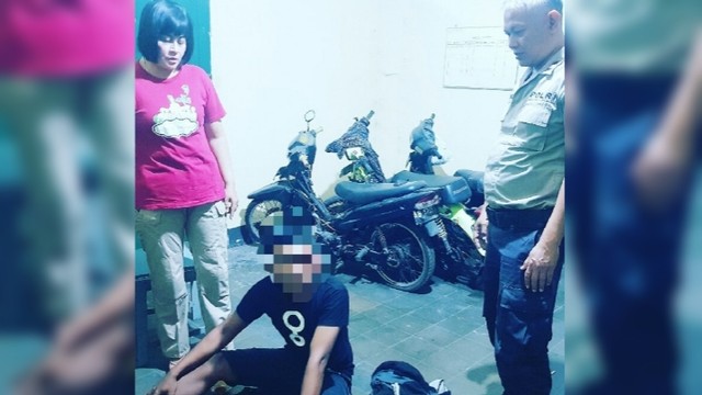 US (29), pedagang cilok (tengah), yang ditangkap polisi akibat meramas payudara mahasiswi. Foto: erl.