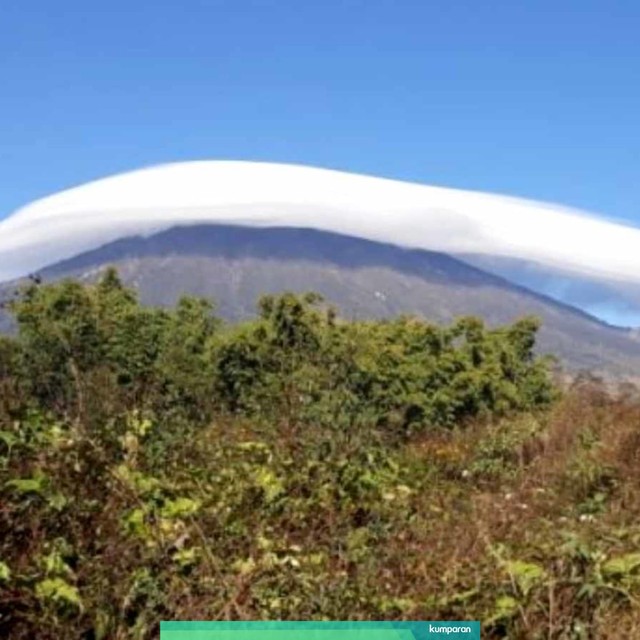 Fenomena ''topi awan" Gunung Rinjani di Lombok, NTB, tahun 2019. Foto: ANTARA FOTO/Rosidin