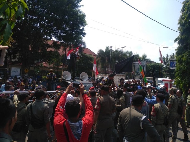 Situasi saat aksi demonstrasi berlangsung masa memaksa masuk | Foto : Rafika Restiningtias/ Lampung Geh