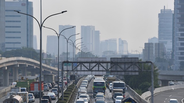 Sejumlah kendaraan melintas di jalan Tol Pondok Pinang-TMII dengan berlatar belakang gedung bertingkat yang terlihat samar karena polusi udara di Jakarta Selatan. Foto: ANTARA FOTO/Sigid Kurniawan