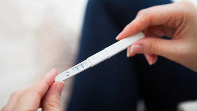 dua garis biru pada alat uji kehamilan Foto: Shutterstock
