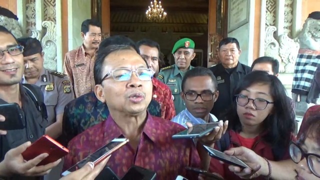 Gubernur Bali Wayan Koster saat diwawancarai wartawan mengenai Menteri dari Bali, Rabu (17/7) - kanalbali/KR13
