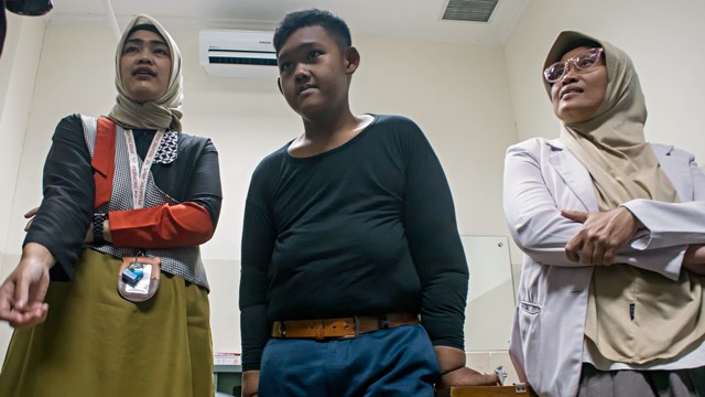 Pasien eks penderita obesitas Arya Permana (tengah) didampingi Dokter Spesialis Anak dan Gizi Anak bersiap melakukan pemeriksaan awal sebelum operasi bedah plastik di RSUP Hasan Sadikin, Bandung, Jawa Barat, Rabu (17/7). Foto: ANTARA FOTO/Novrian Arbi