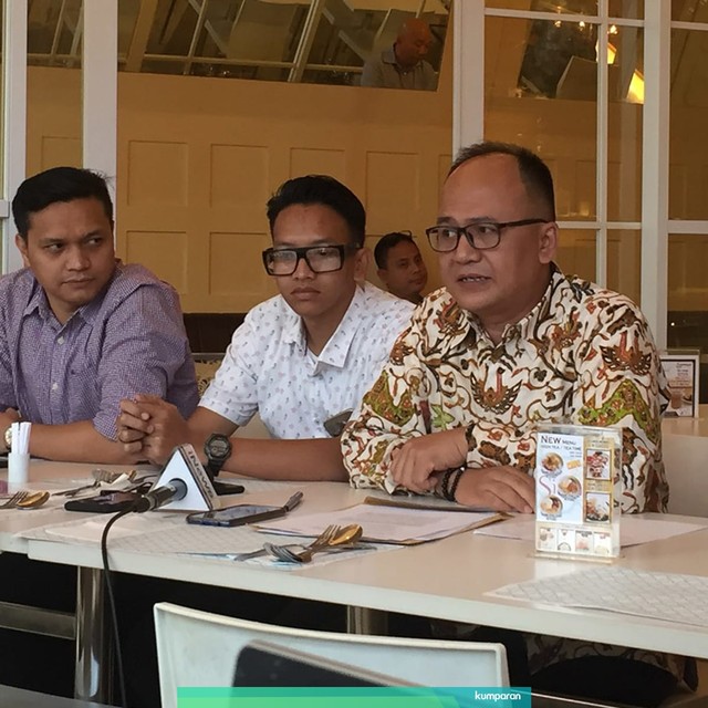 Ketua Forum Investor Ritel AISA (Forsa), Deni Alfianto Amris (kedua dari kanan). Foto: Selfy Sandra Momongan/kumparan