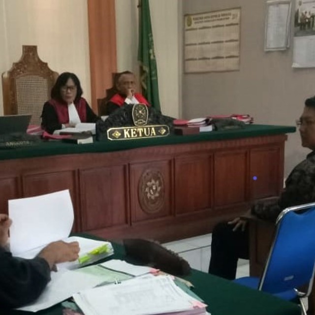 Putu Sandoz saat duduk di kursi saksi kasus penipuan oleh ek Ketua Kadin, Rabu (17/7) - kanalbali/NAN
