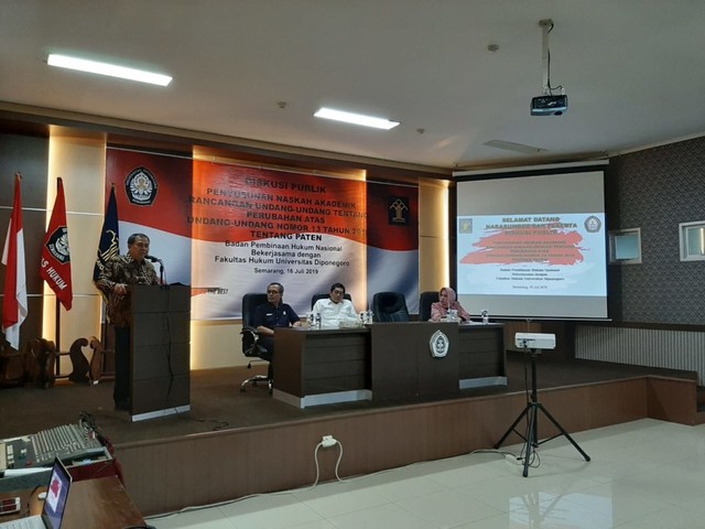 Kepala BPHN Kemenkumham Prof. Benny Riyanto membuka diskusi publik membahas penyusunan  Naskah Akademik untuk RUU Paten baru bersama pakar hukum di Universitas Diponegoro. (Foto: Kemenkumham)