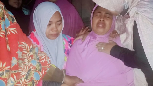 Isak tangis keluarga sambut kedatangan jenazah Nursidik, TKI asal Brebes yang meninggal di Malaysia.  