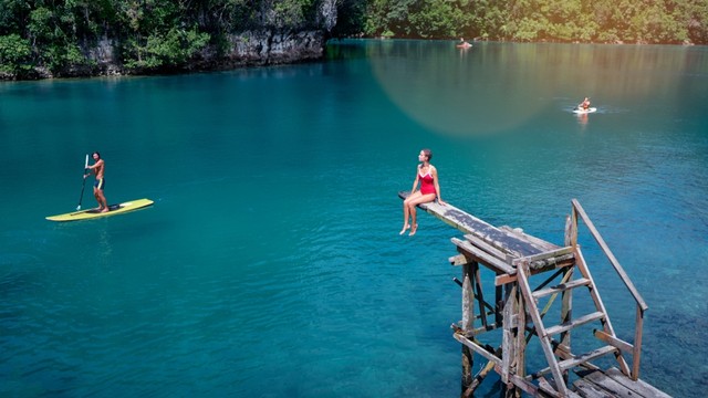 Wisatawan tengah menikmati indahnya lagunda di Pulau Siargao, Filipina Foto: Shutter Stock