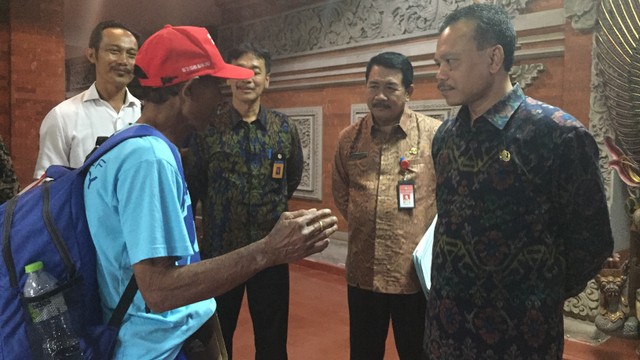 Suharta (kiri) di Kantor Gubernur Bali. Foto: Denita BR Matondang/kumparan