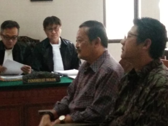 Putu Sandoz (kanan) saat mengikuti persidangan di PN Denpasar, Rabu (17/7) - kanalbali/NAN