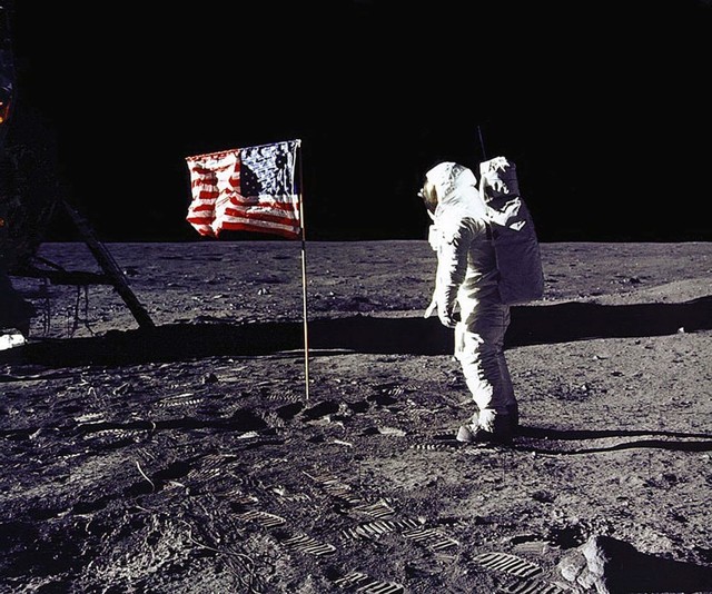 Kru Apollo 11 Buzz Aldrin, terlihat memberi hormat bendera Amerika Serikat di permukaan Bulan. Foto: AFP/NASA