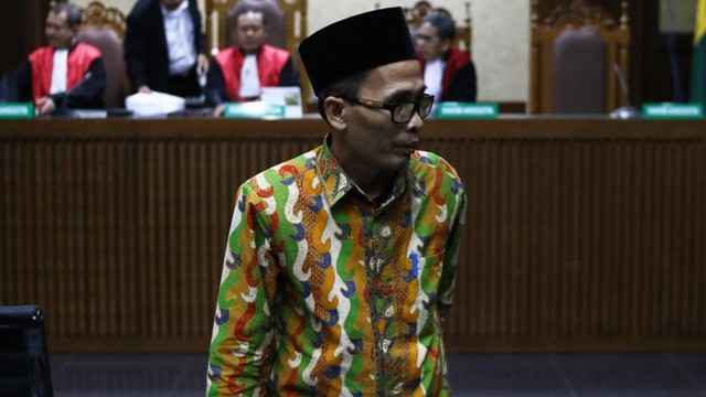 Sambil Gebrak Meja, Romy Marahi Sepupunya di Persidangan (28742)