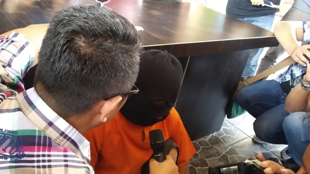 PELAKU penculikan disertai pencabulan anak berusia 9 tahun masih kenakan seragam SD, LG (35), saat diwawancarai Polisi. 
