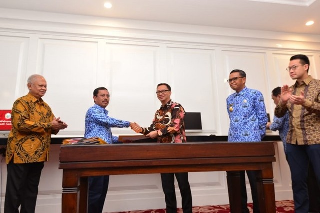Gubernur menjadi saksi penyerahan lahan stadion Barombong dan jalan metro tanjung bunga Makassar dari GMTD ke Pemkot Makassar, Rabu (17/7).