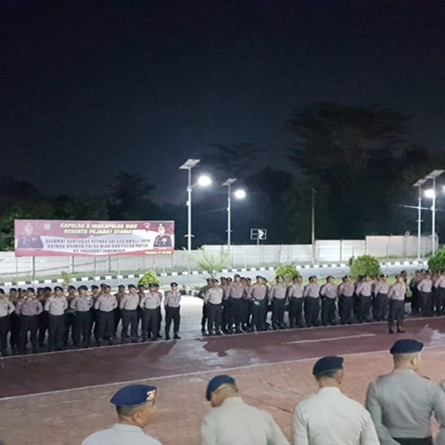 UPACARA pelepasan 100 personel Brimob Polda Riau untuk jalankan misi khusus ke Provinsi Papua guna menjaga dan mengamankan aset PT Freeport, Rabu malam, 17 Juli 2019.  