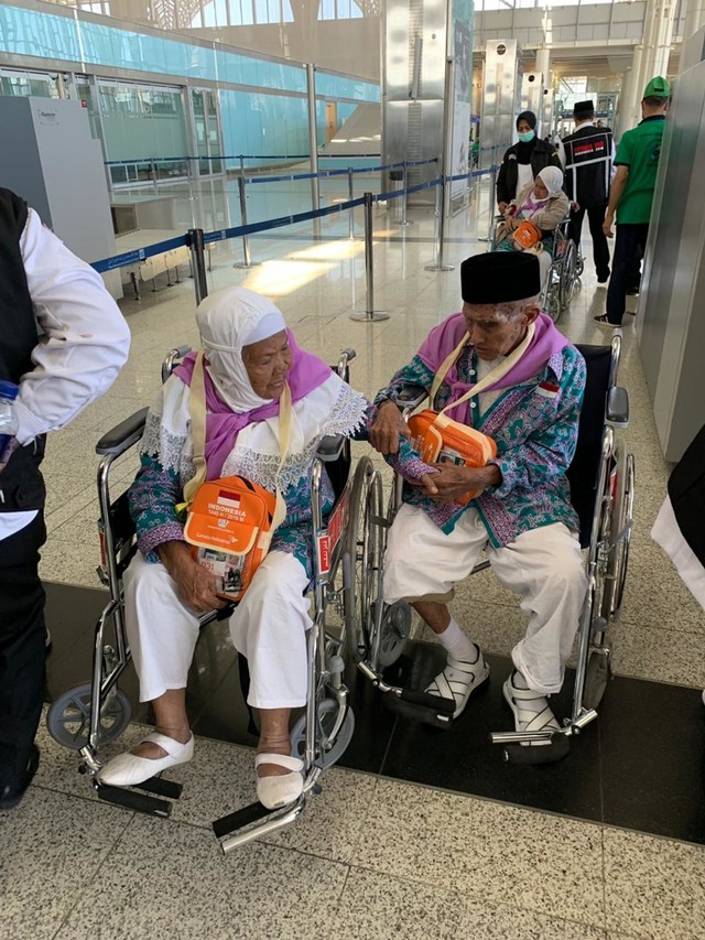 (NOT COVER) Jemaah asal ambon Mahmud Sopamena,87, enggan berpisah dari istrinya Kalsum Litiloli, 75, bandara Madinah, Arab Saudi