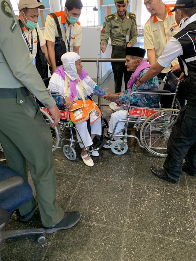 (NOT COVER) Jemaah asal ambon Mahmud Sopamena,87, enggan berpisah dari istrinya Kalsum Litiloli, 75, bandara Madinah, Arab Saudi