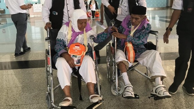Jemaah asal ambon Mahmud Sopamena,87, enggan berpisah dari istrinya Kalsum Litiloli, 75, bandara Madinah, Arab Saudi