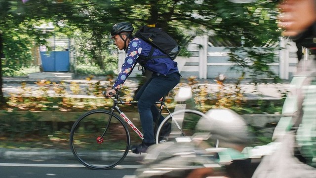 Ilustrasi kurir sepeda yang hampir setiap hari bersepeda keliling Jakarta untuk mengantarkan paket. Foto: Istimewa