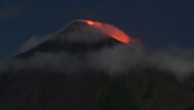 Foto gunung karangetang saat terjadi erupsi, Selasa (16/7) malam sekitar pukul 22.30. Gunung ini pada Februari 2019 juga mengalami erupsi dahsyat. (foto: dokumentasi pos gunung karangetang)