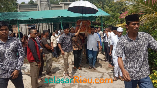 Jenazah M. Sukur, mahasiswa semester VII Politeknik Negeri Bengkalis saat dibawa ke pemakaman, Senin (15/7). 