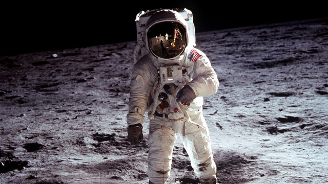 Astronot AS Buzz Aldrin berdiri di Bulan pada 20 Juli 1969. Foto: NASA via REUTERS/Neil Armstrong