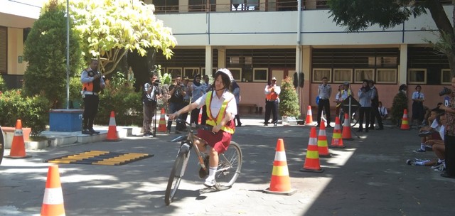 Para sisiwa mempraktekkan keselamatan dalam bersepeda. (Tara Wahyu)