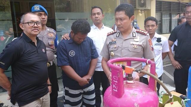 Pelaku pengoplos saat ditangkap polisi beserta barang bukti ratusan item di Mapolresta Solo. (Agung Santoso) 