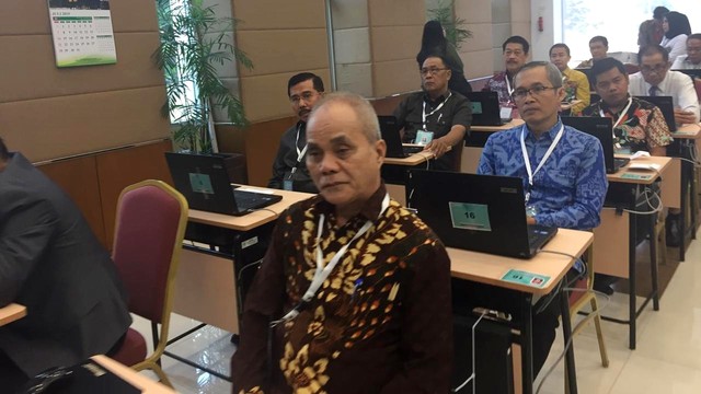 Komisioner KPK Alexander Mawarta (tengah) ikuti seleksi Capim KPK tahap dua periode 2019-2023. Foto: Muhammad Lutfan Darmawan/kumparan