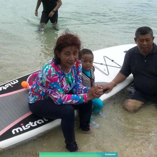 Bupati Anambas Abdul Haris dan Menteri Kelautan dan Perikanan Susi Pudjiastuti di Pulau Mingga, Kepulauan Anambas. Foto: Wiji Nurhayat/kumparan