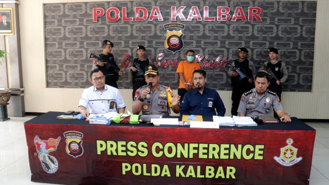 Polda Kalbar menggelar konferensi pers penipuan dengan modus pinjaman online. Foto: Dok. Polda Kalbar