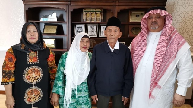 Kakek 94 tahun (jaket biru) asal Indonesia ke Tanah Suci. Foto: Dok. Kedubes Saudi